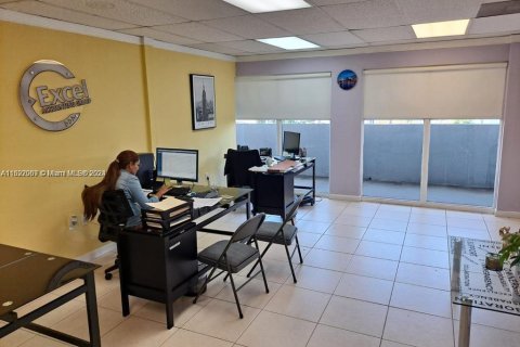 Propiedad comercial en venta en Miami, Florida № 1268955 - foto 5