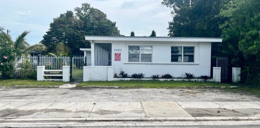 Commercial property in Opa-locka, Florida 229 sq.m. № 1077361