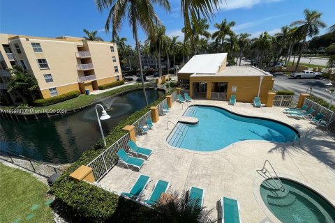 Condo in Dania Beach, Florida, 2 bedrooms  № 1077323 - photo 13