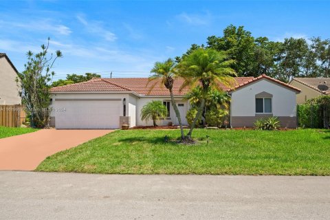 House in Miami, Florida 4 bedrooms, 183.3 sq.m. № 1240808 - photo 1