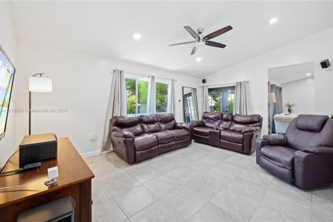 House in Miami, Florida 4 bedrooms, 183.3 sq.m. № 1240808 - photo 6