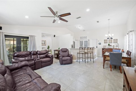 House in Miami, Florida 4 bedrooms, 183.3 sq.m. № 1240808 - photo 7