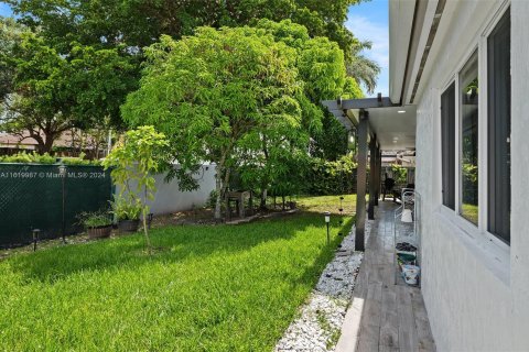 House in Miami, Florida 4 bedrooms, 183.3 sq.m. № 1240808 - photo 22