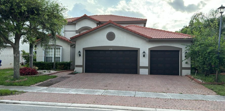 Casa en Miramar, Florida 5 dormitorios, 257.43 m2 № 1240775