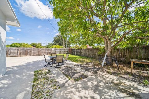 House in West Park, Florida 6 bedrooms, 187.11 sq.m. № 1377301 - photo 21