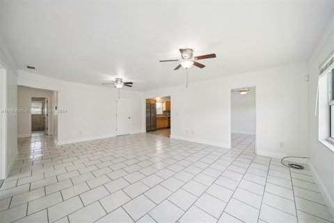 House in West Park, Florida 6 bedrooms, 187.11 sq.m. № 1377301 - photo 4