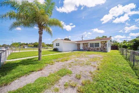 Villa ou maison à vendre à West Park, Floride: 6 chambres, 187.11 m2 № 1377301 - photo 2