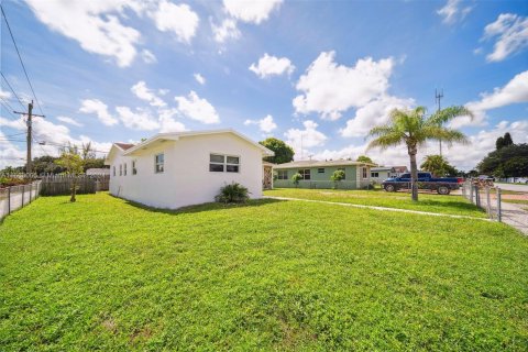 House in West Park, Florida 6 bedrooms, 187.11 sq.m. № 1377301 - photo 20