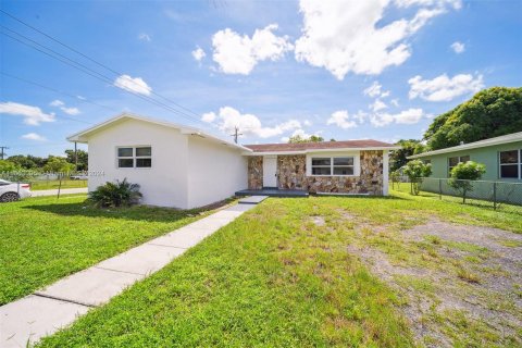 House in West Park, Florida 6 bedrooms, 187.11 sq.m. № 1377301 - photo 1