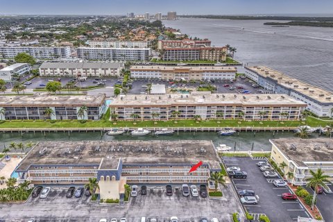 Copropriété à vendre à North Palm Beach, Floride: 2 chambres, 81.75 m2 № 1073884 - photo 1