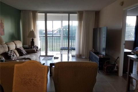 Condo in Lauderhill, Florida, 2 bedrooms  № 1221831 - photo 2