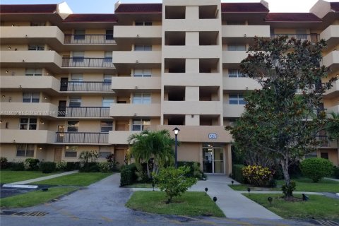 Copropriété à vendre à Lauderhill, Floride: 2 chambres, 102.19 m2 № 1221831 - photo 1