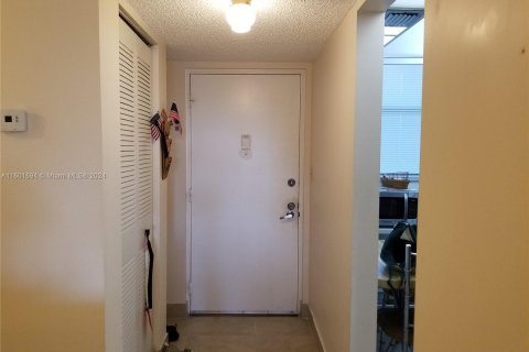 Condo in Lauderhill, Florida, 2 bedrooms  № 1221831 - photo 11