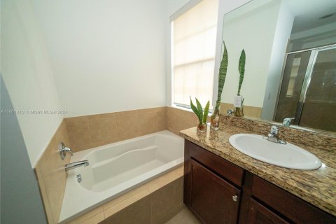 Townhouse in Pembroke Pines, Florida 3 bedrooms, 193.05 sq.m. № 1221833 - photo 24