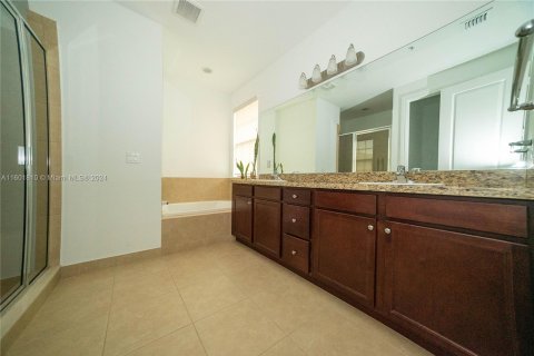 Townhouse in Pembroke Pines, Florida 3 bedrooms, 193.05 sq.m. № 1221833 - photo 22