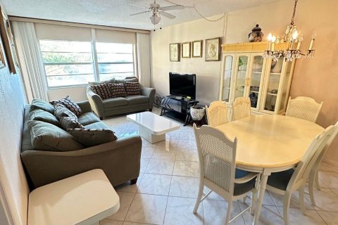 Condo in Lauderdale Lakes, Florida, 1 bedroom  № 1022113 - photo 4