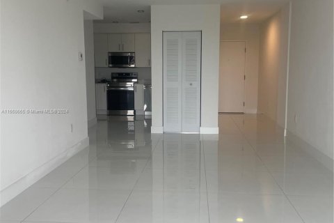 Condominio en alquiler en Doral, Florida, 1 dormitorio, 77.85 m2 № 1384435 - foto 3