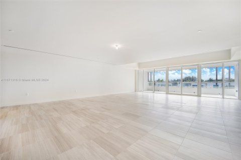 Condo in Miami Beach, Florida, 2 bedrooms  № 1394932 - photo 4