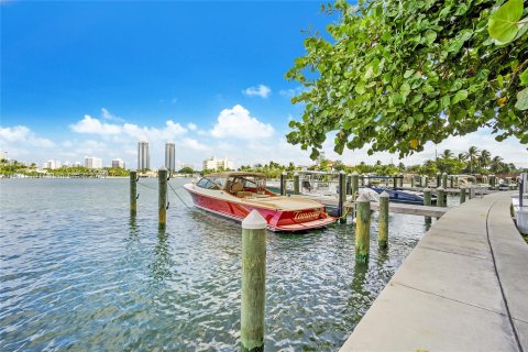 Condo in Miami Beach, Florida, 2 bedrooms  № 1394932 - photo 17