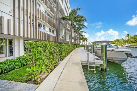 Condo in Miami Beach, Florida, 2 bedrooms  № 1394932 - photo 15