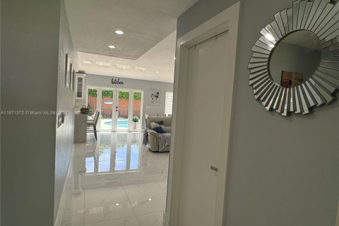 Casa en venta en Miami, Florida, 4 dormitorios № 1394933 - foto 4