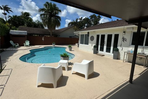 House in Miami, Florida 4 bedrooms № 1394933 - photo 14