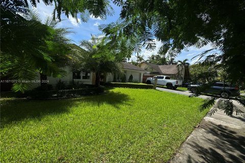 House in Miami, Florida 4 bedrooms № 1394933 - photo 2