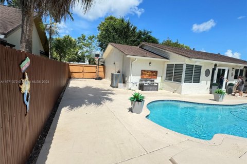 House in Miami, Florida 4 bedrooms № 1394933 - photo 15