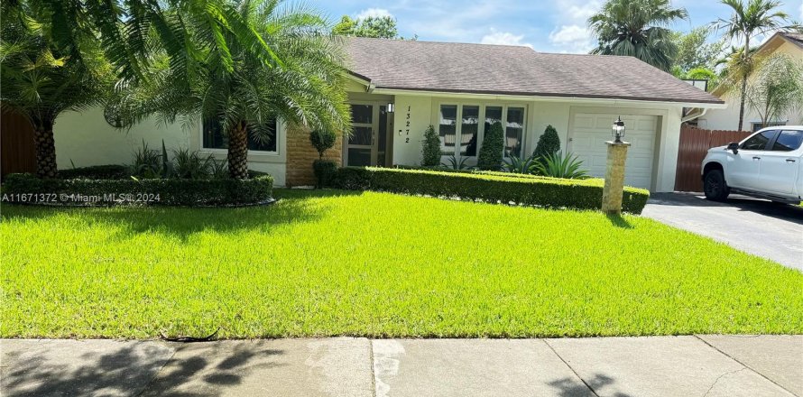 House in Miami, Florida 4 bedrooms № 1394933