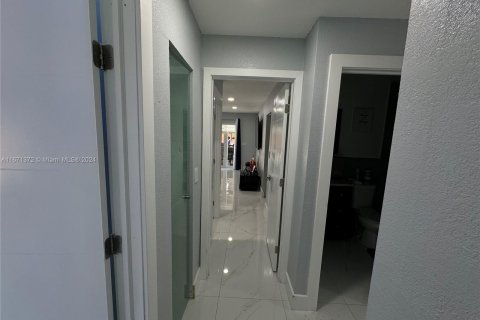 House in Miami, Florida 4 bedrooms № 1394933 - photo 8