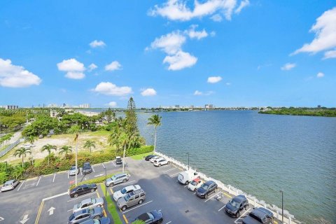 Condo in North Miami, Florida, 2 bedrooms  № 1387889 - photo 5