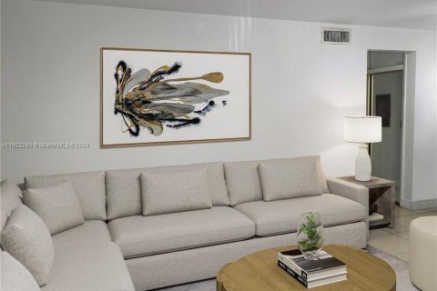 Condo in Miami Beach, Florida, 1 bedroom  № 1345985 - photo 1