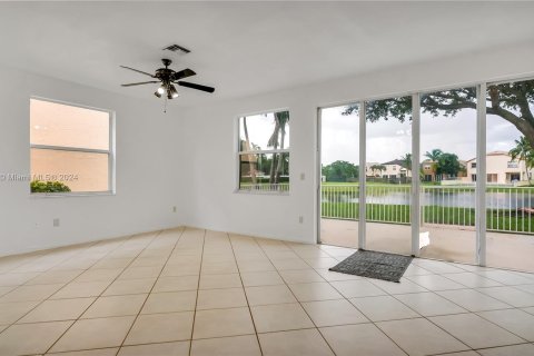 House in Pembroke Pines, Florida 4 bedrooms, 199.55 sq.m. № 1345986 - photo 6