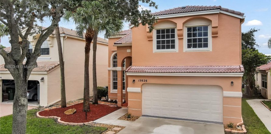 House in Pembroke Pines, Florida 4 bedrooms, 199.55 sq.m. № 1345986