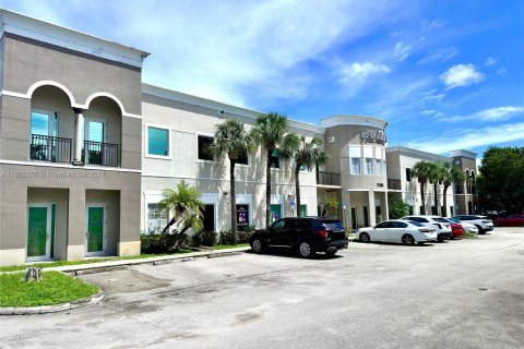 Propiedad comercial en venta en Miami, Florida № 1346039 - foto 1