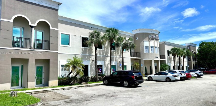 Commercial property in Miami, Florida № 1346039