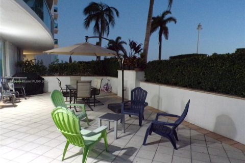 Condominio en venta en North Bay Village, Florida, 2 dormitorios, 116.22 m2 № 1078411 - foto 1