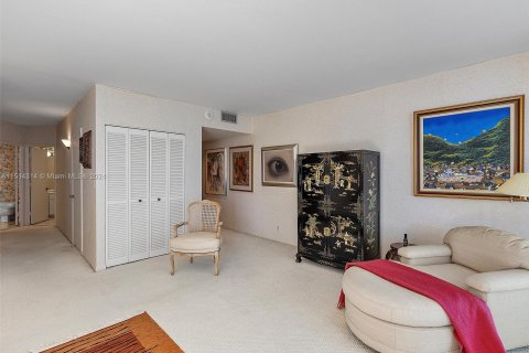 Copropriété à vendre à Bal Harbour, Floride: 2 chambres, 234.58 m2 № 1021435 - photo 24