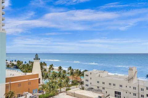 Condo in Hollywood, Florida, 1 bedroom  № 1029648 - photo 1