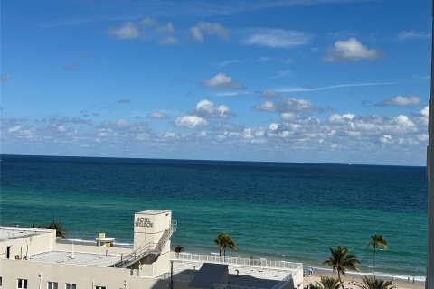 Condo in Hollywood, Florida, 1 bedroom  № 1029648 - photo 2