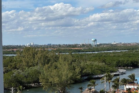 Condo in Hollywood, Florida, 1 bedroom  № 1029648 - photo 5