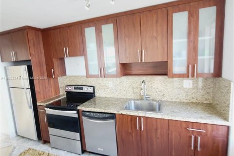 Condo in Sunny Isles Beach, Florida, 2 bedrooms  № 1241305 - photo 12