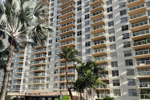 Condo in Sunny Isles Beach, Florida, 2 bedrooms  № 1241305 - photo 1