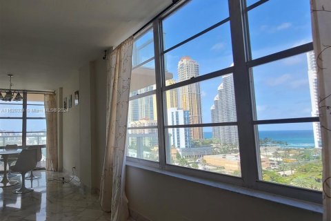 Condo in Sunny Isles Beach, Florida, 2 bedrooms  № 1241305 - photo 15