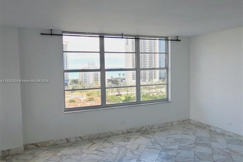 Condo in Sunny Isles Beach, Florida, 2 bedrooms  № 1241305 - photo 17