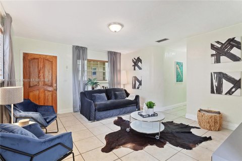 Immobilier commercial à vendre à Miami, Floride: 259.75 m2 № 1397607 - photo 3