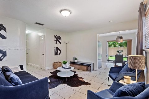 Immobilier commercial à vendre à Miami, Floride: 259.75 m2 № 1397607 - photo 2