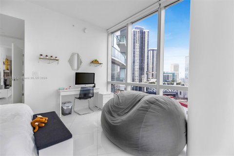 Condo in Miami, Florida, 1 bedroom  № 1402617 - photo 17