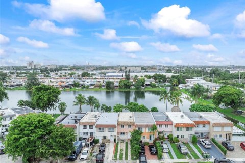 Adosado en venta en Hialeah, Florida, 2 dormitorios, 122.07 m2 № 1402662 - foto 1