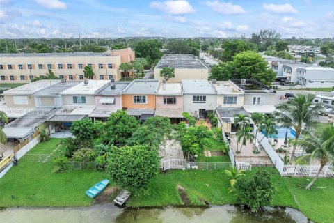 Adosado en venta en Hialeah, Florida, 2 dormitorios, 122.07 m2 № 1402662 - foto 27